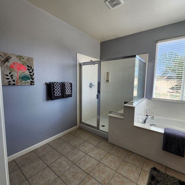 Building Photo - 4 bed 2.5 bath Single Family Home