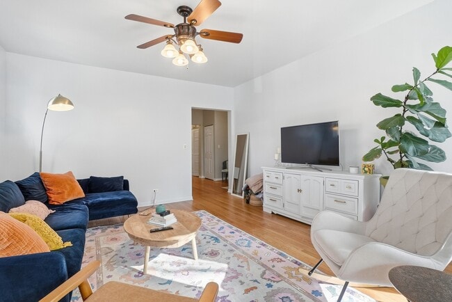 Building Photo - 7657 N Greenview Ave