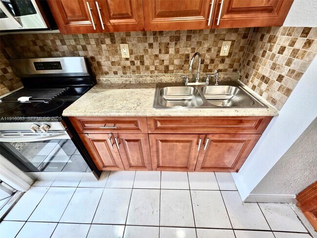 Building Photo - 422 NE 166th St