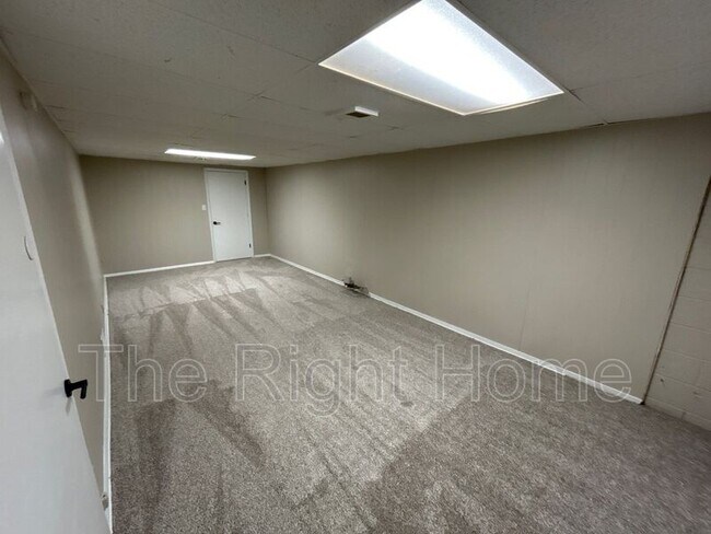 Building Photo - 6929 N 64th St