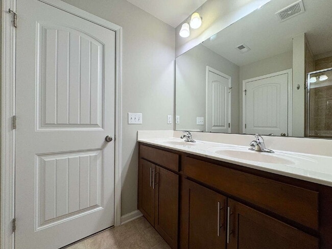 Building Photo - Modern 2 Story Townhome in Brightleaf Comm...