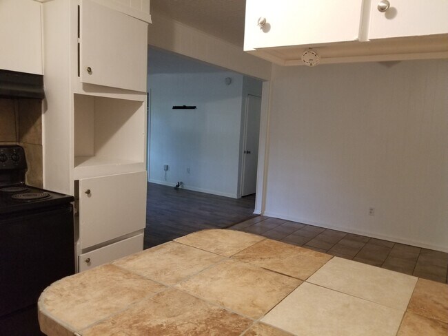 Building Photo - 3144 Woodville Cir