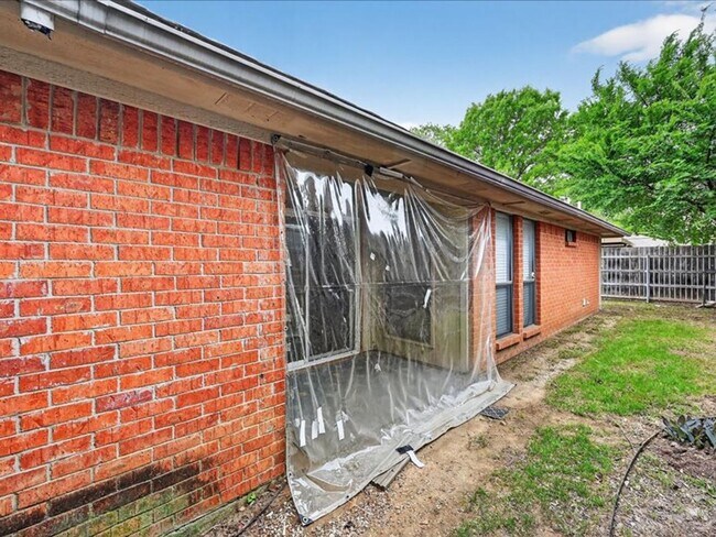 Building Photo - 2 bedroom 2bathroom Duplex Arlington 76017