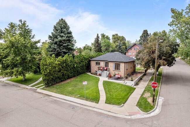 Building Photo - Stunning 4 Bed 2 Bath Home across the Stre...
