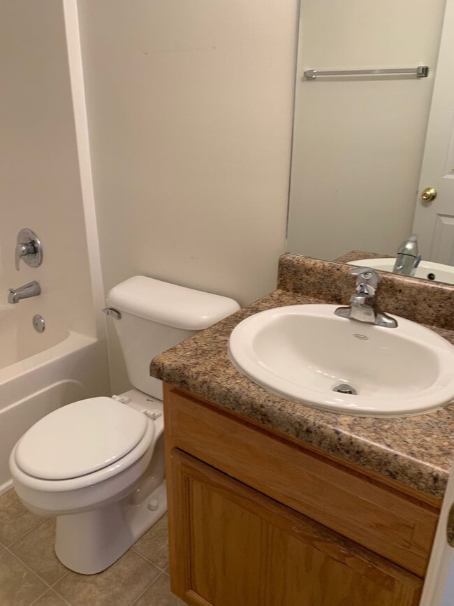 Building Photo - 2 Bedroom 2.5 Bath Townhouse