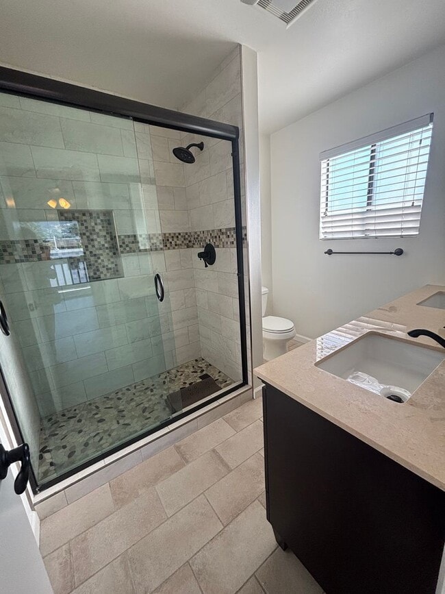 Building Photo - Amazing Spacious 2 Bedroom Condo in the He...