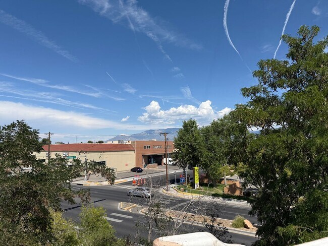 Building Photo - Townhome Near Old Town and Sawmill District