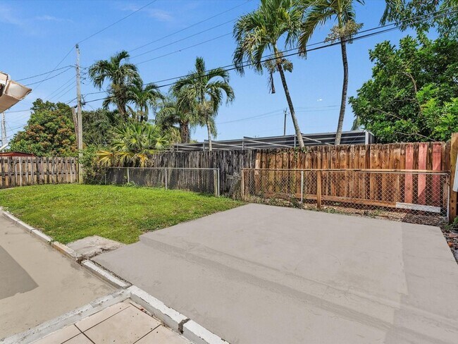 Building Photo - 6661 Meade St