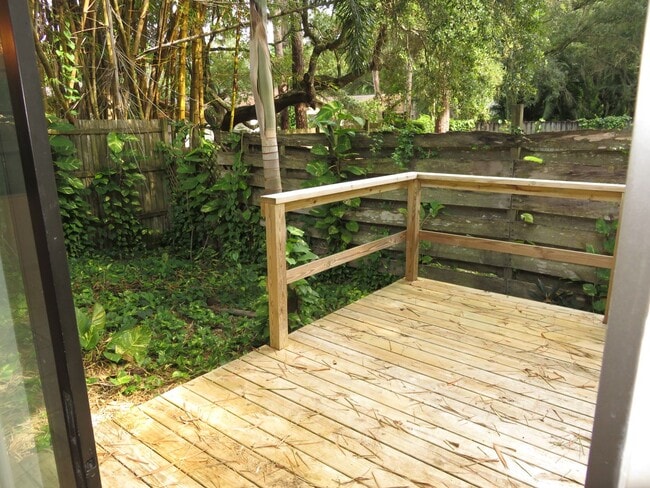 Building Photo - Open and bright 2/2 with garage