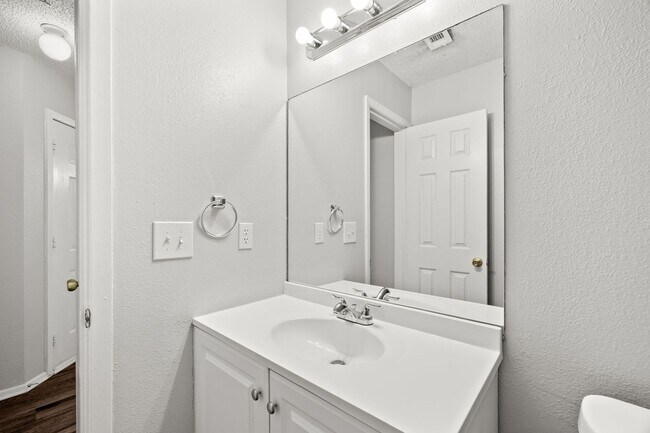 Building Photo - CV-AUS12130 Thompkins