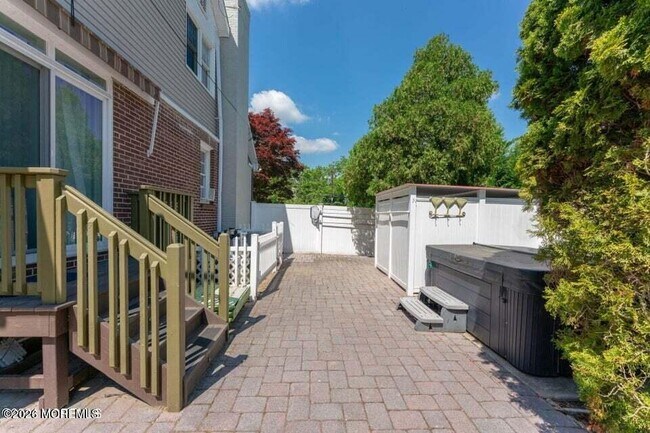 Building Photo - 1597 N Bay Ave