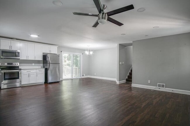 Building Photo - 3309 Poplar Dr