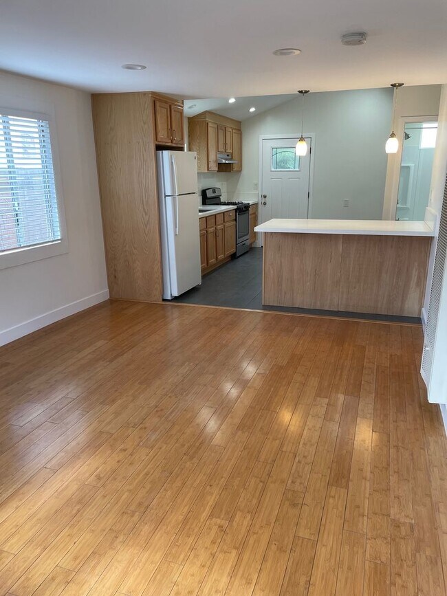 Building Photo - 1 Bed 1 Bath with In Unit Laundry and AC Available in PRIME Echo Park!