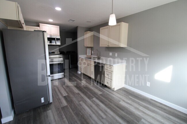 Building Photo - Beautiful 3 Bedroom Home with Fenced Yard in Hollister