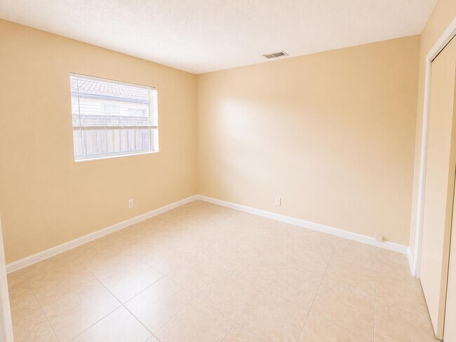Building Photo - 4125 Woodside Dr