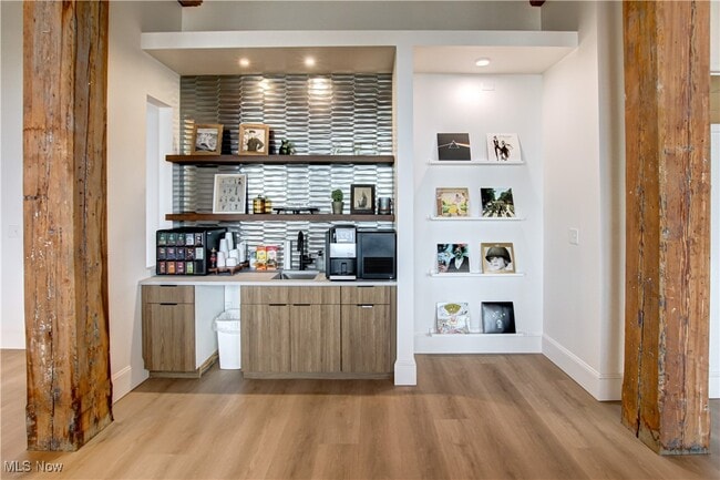 Building Photo - 425 W Lakeside Ave