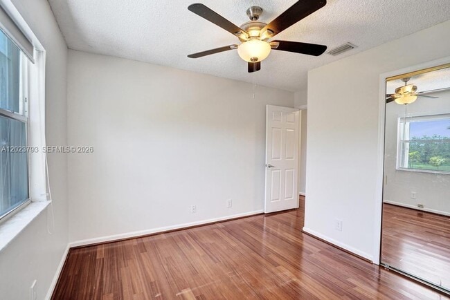 Building Photo - 21461 Sawmill Ct