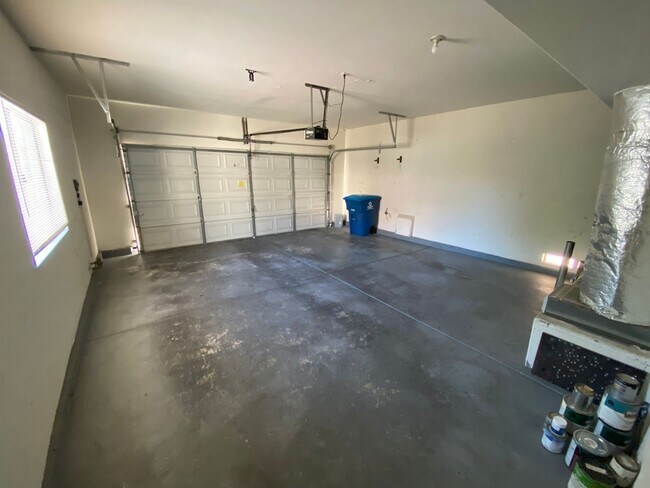 Building Photo - 4 bedroom/3 bath home located in Henderson