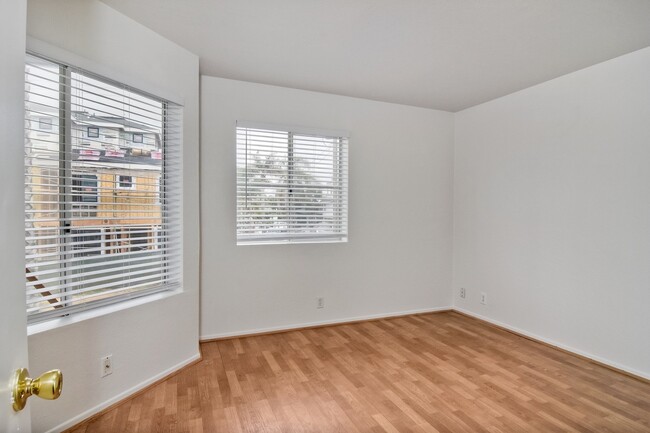 Building Photo - Cute 2 Bedroom Condo Steps Away from Endle...