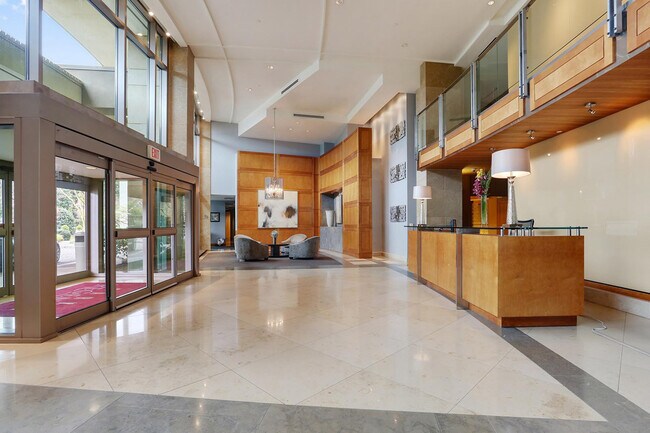 Building Photo - 700 Park Regency Pl NE