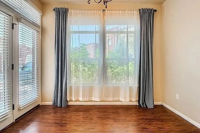 Building Photo - Beautiful 3 bedroom townhouse