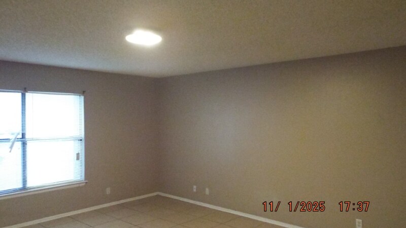 Building Photo - 1827 Leander