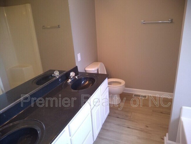 Building Photo - 156 Charleston Ridge Dr