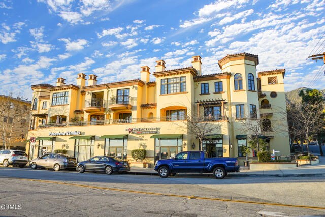 Building Photo - 985 N Michillinda Ave