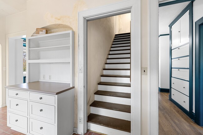 Building Photo - 2004 Hillcrest Rd