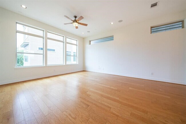 Building Photo - 194 Harvard St