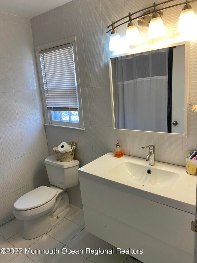 Building Photo - 3 Windsor Dr