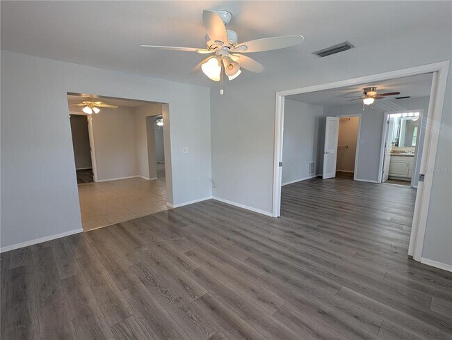 Building Photo - 7288 W Country Club Dr N