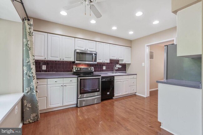 Building Photo - 2983 Borge St