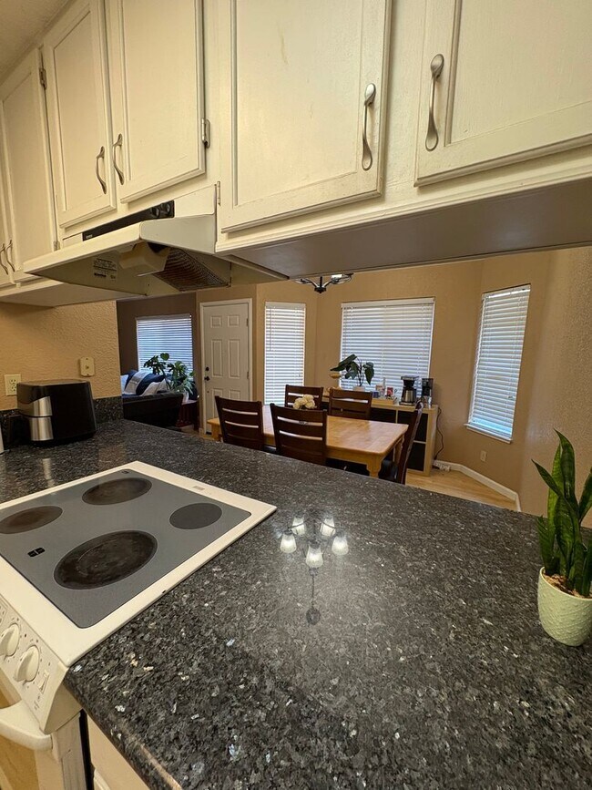Building Photo - 3 Bed 2 Bath in South Davis Near Mace Ranch and Nugget Markets