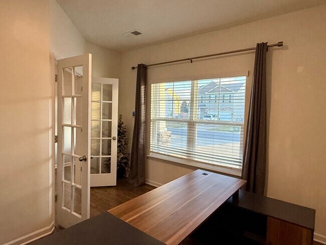 Building Photo - Beautiful 4 bedroom 2.5 bath home located in the Cliffs subdivision!