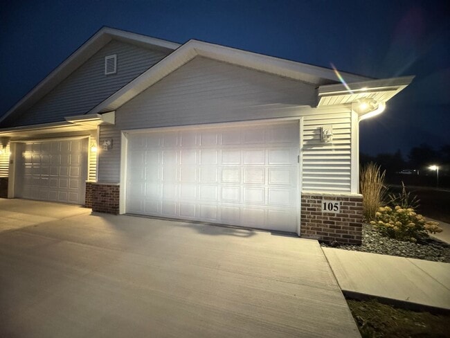 Building Photo - 1/2 OFF SECURITY DEPOSIT!!  2 Bedroom 2 bath Townhome in East Moline