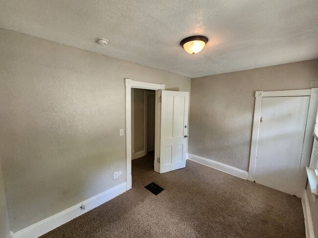 Building Photo - Furnished 3 Bedroom, 1 Bathroom