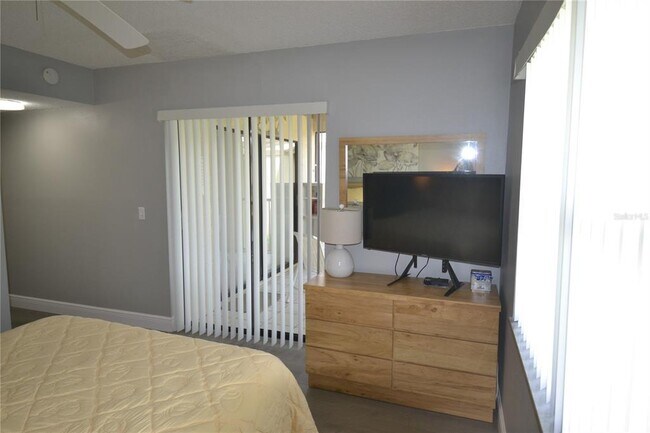 Building Photo - 284 Woodlake Wynde