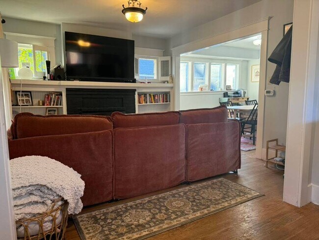 Building Photo - Spacious 2 Bed 1 Bath in Central Ballard