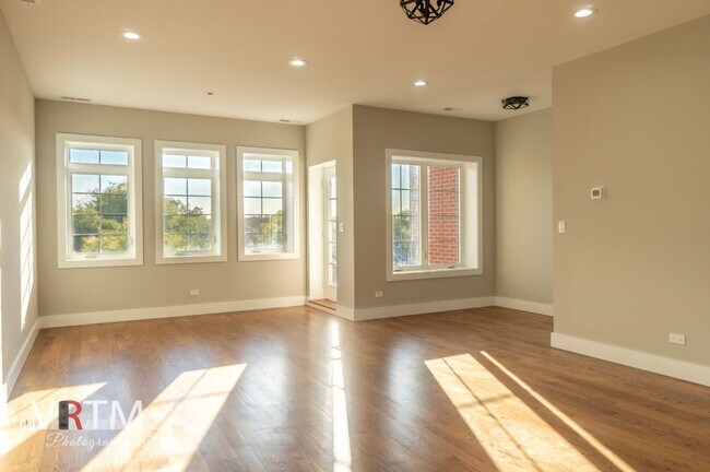 Building Photo - 4211 N Elston Ave