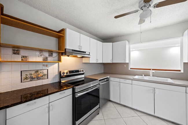 Building Photo - 1828 N Palmway