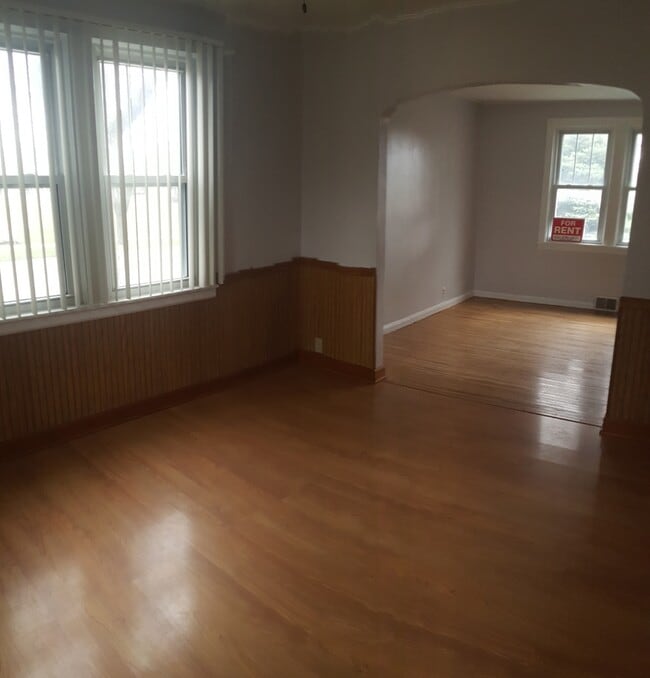 Building Photo - 302 S Walnut St