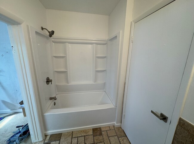 Building Photo - Cute Lehi rambler with tons of yard space and trees!