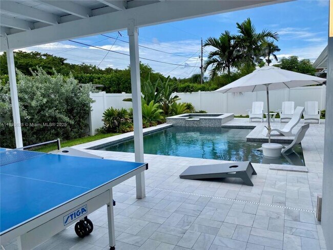 Building Photo - 3 bedroom in Hollywood FL 33019