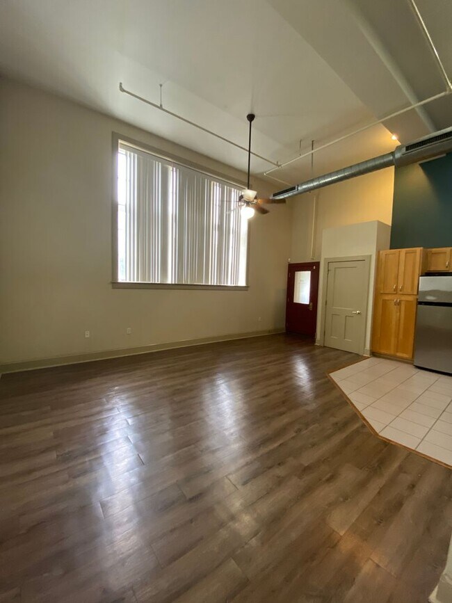 Building Photo - 1st Floor 1Bed/1Bath ALL Electric with W/D...