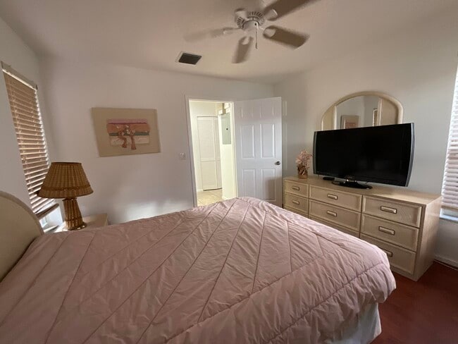 Building Photo - 5570 Royal Lake Cir