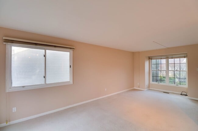 Building Photo - Rochester Hills 3 Bedroom Detached Condo