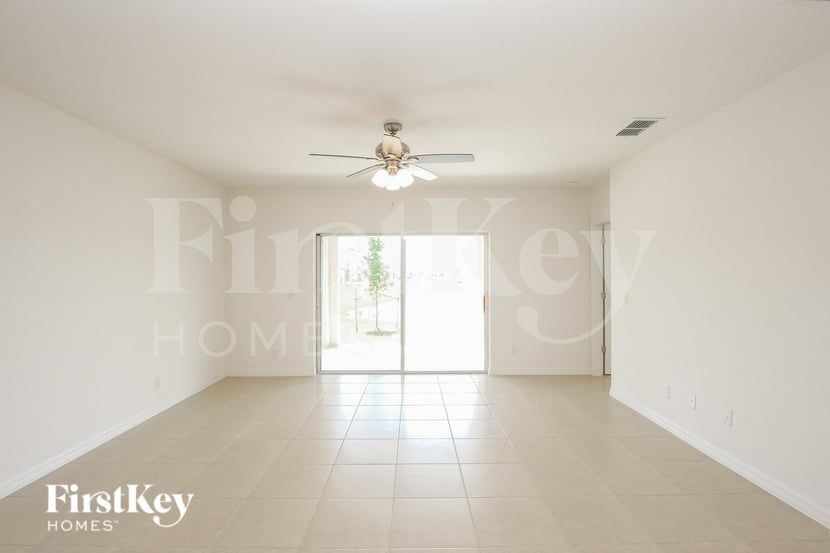 Building Photo - 5086 Royal Point Ave