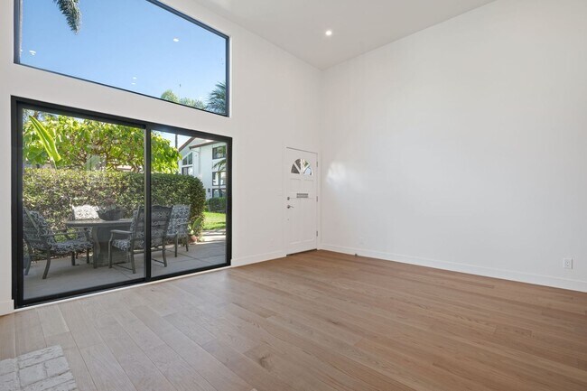 Building Photo - Fully Remodeled 2 Bed, 2 Bath East Beach T...