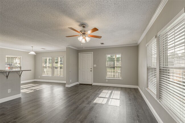 Building Photo - 164 Varsity Dr